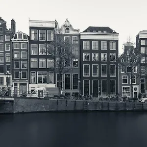 18th Century Groundfloor Canal House With Patio/garden Apartment